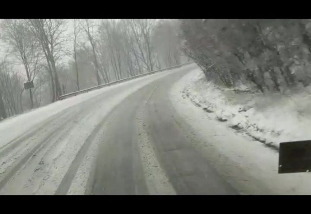 VIDEO. Iarnă în plină primăvară. Drumarii intervin cu ultilajele în zona montană din mai multe județe, printre care și Covasna
