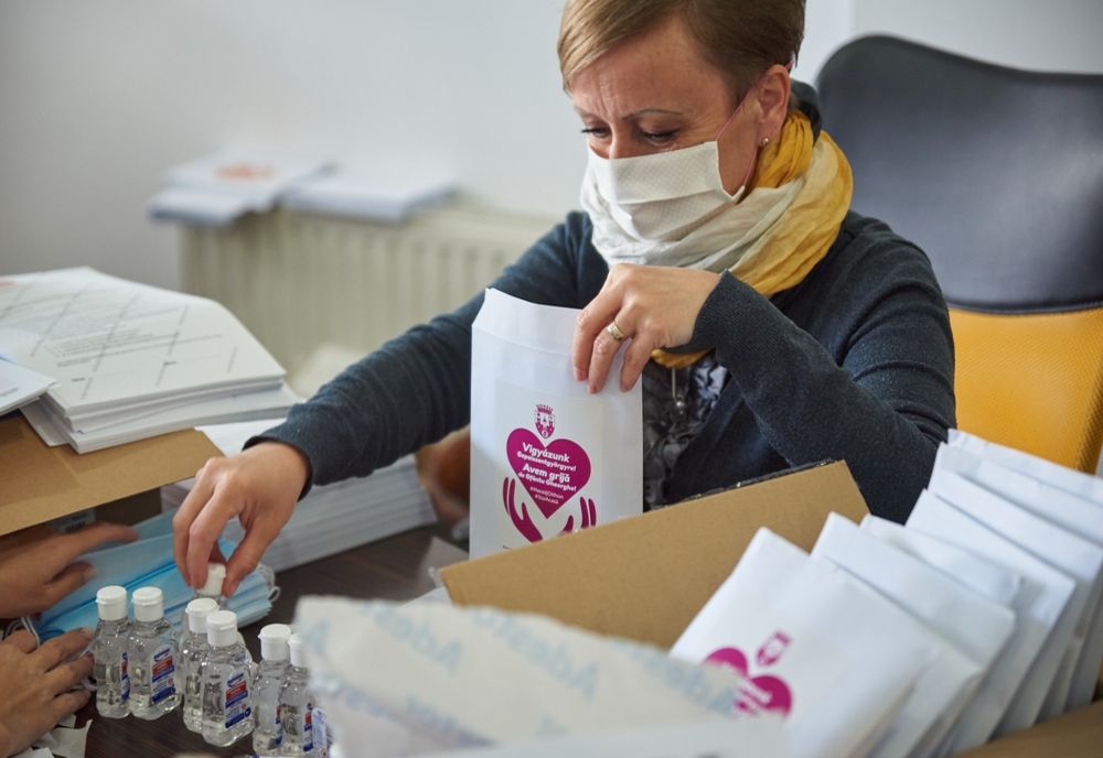 Primăria Sfântu Gheorghe distribuie măști şi dezinfectante pentru toate gospodăriile din oraş