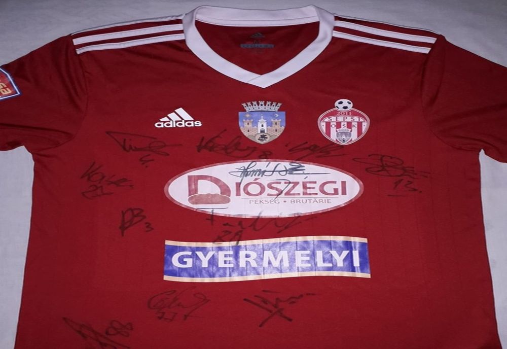 Tricoul lui Gabriel Vașvari semnat de jucătorii Sepsi OSK, scos la licitaţie. Suma va fi donată Crucii Roşii  