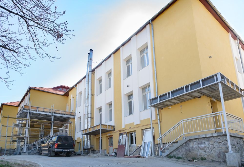 FOTO. Au loc lucrări de renovare în interiorul fostului liceu „Kós Károly”