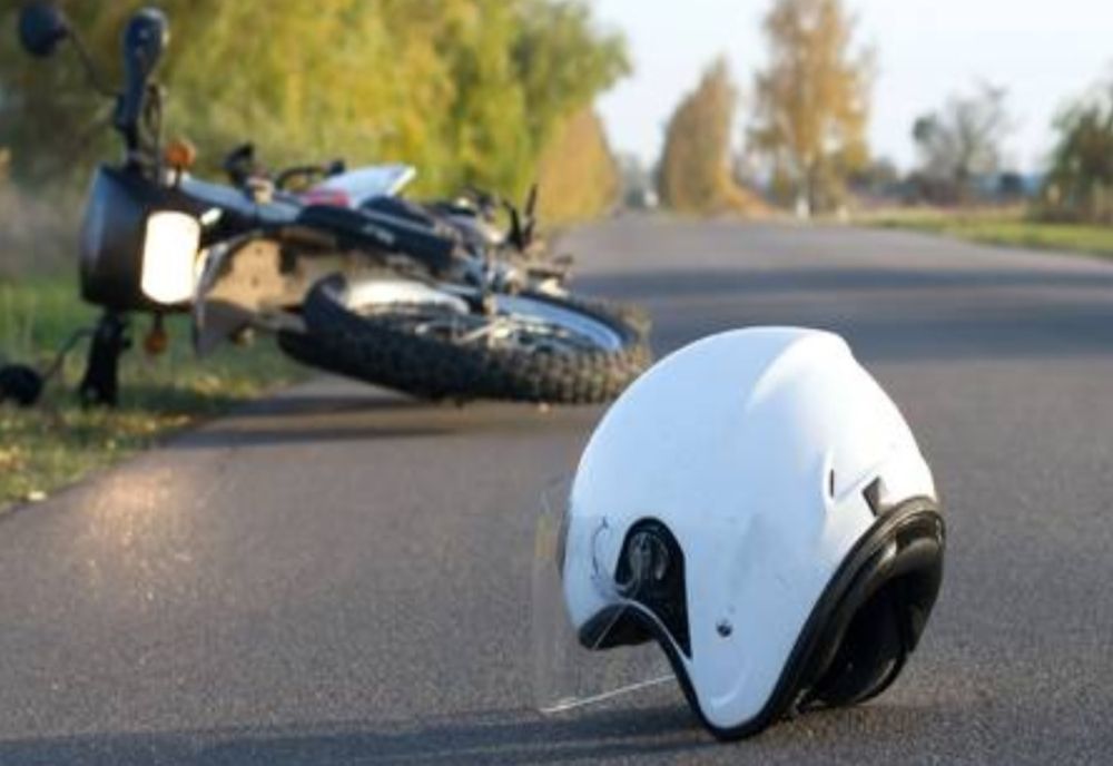 Accident grav la Valea Crişului. Un motociclist băut şi fără permis s-a oprit într-un pom