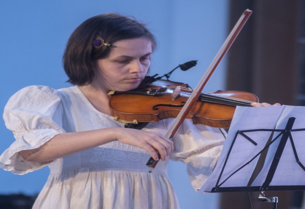 Câștigătoarea concursului de talente pentru persoane cu dizabilități „United by Music” are nevoie de ajutor