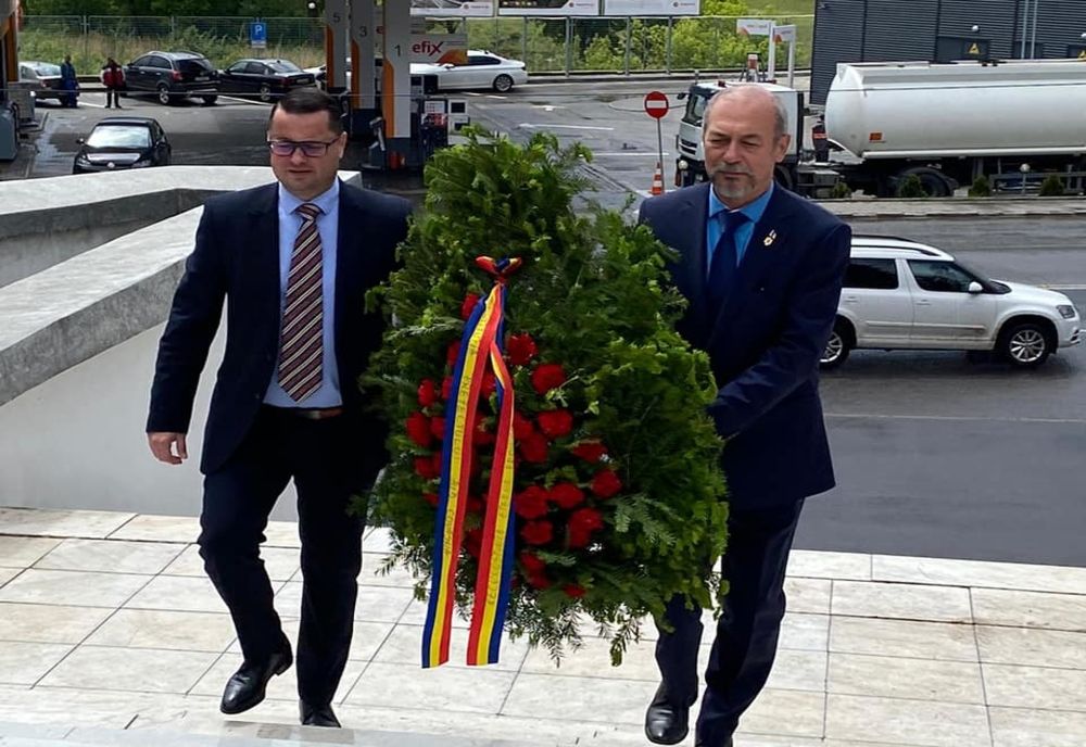 De Ziua Eroilor, în fața Monumentului Ostașului Român au „defilat” mașinile... Mesajul Prefecturii Covasna în semn de omagiu pentru eroii pieriți în luptă