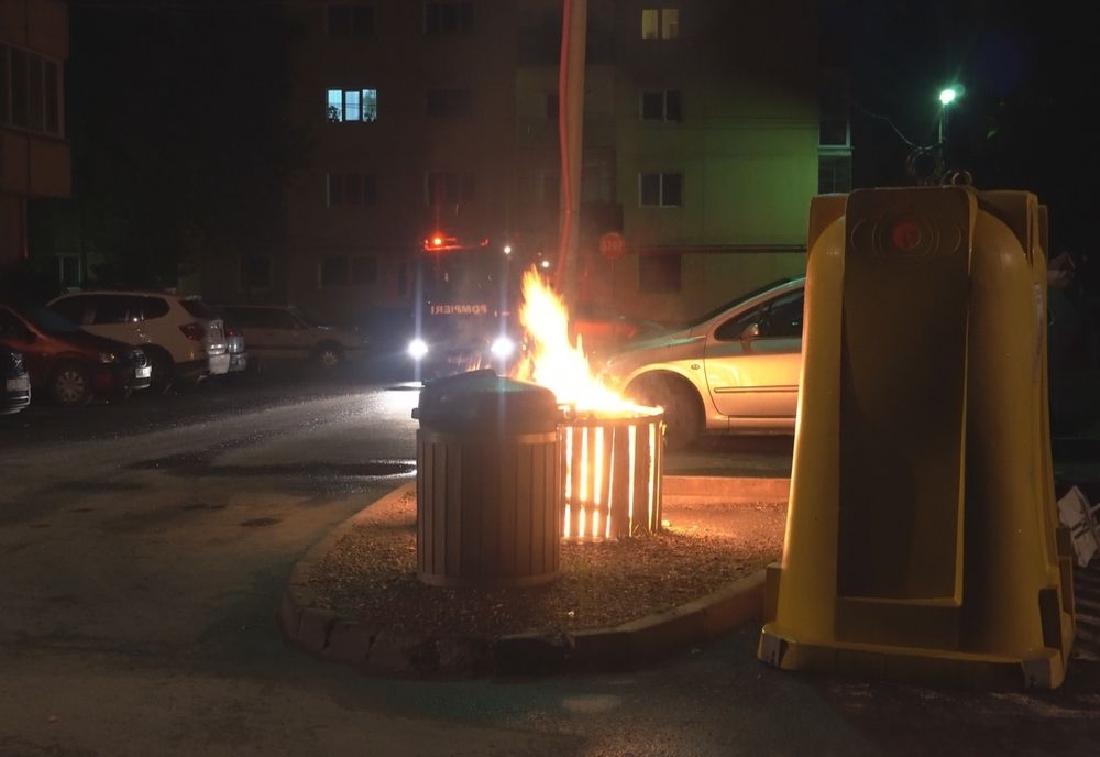 Pericol pentru siguranţa publică. TEGA face apel pentru identificarea celor care au dat foc în repetate rânduri containerului de pe strada Oltului