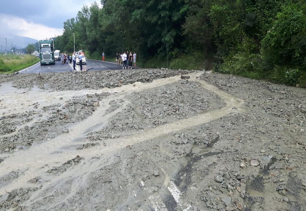 Trafic rutier blocat pe DN10 în județul Covasna. La Sita Buzăului a plouat torențial aproape o oră