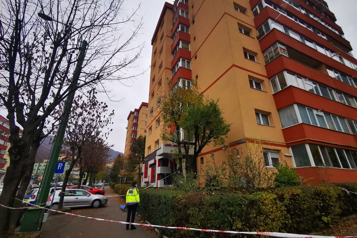 Femeie moartă după ce a căzut de la etaj