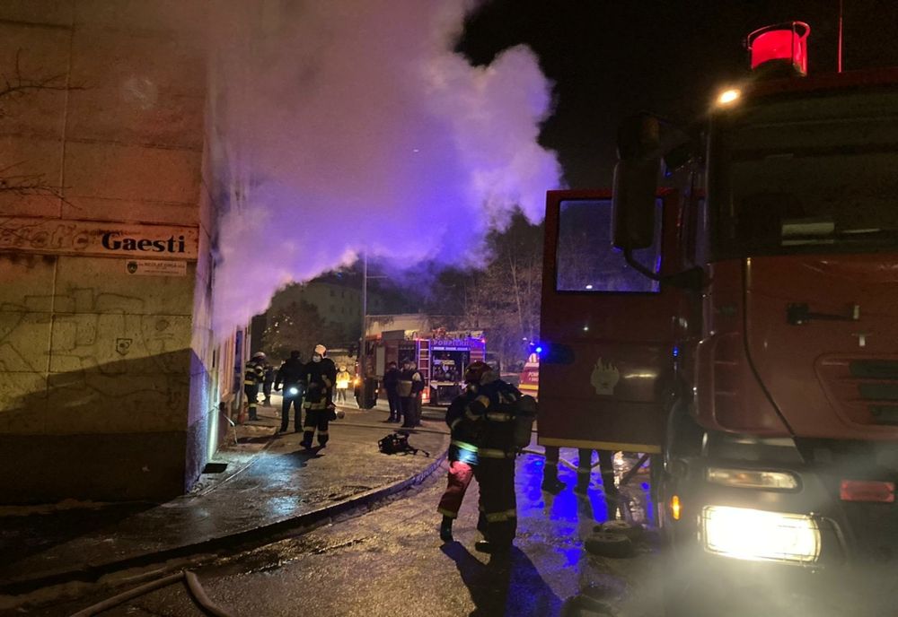 23 de persoane evacuate în urma unui incendiu!