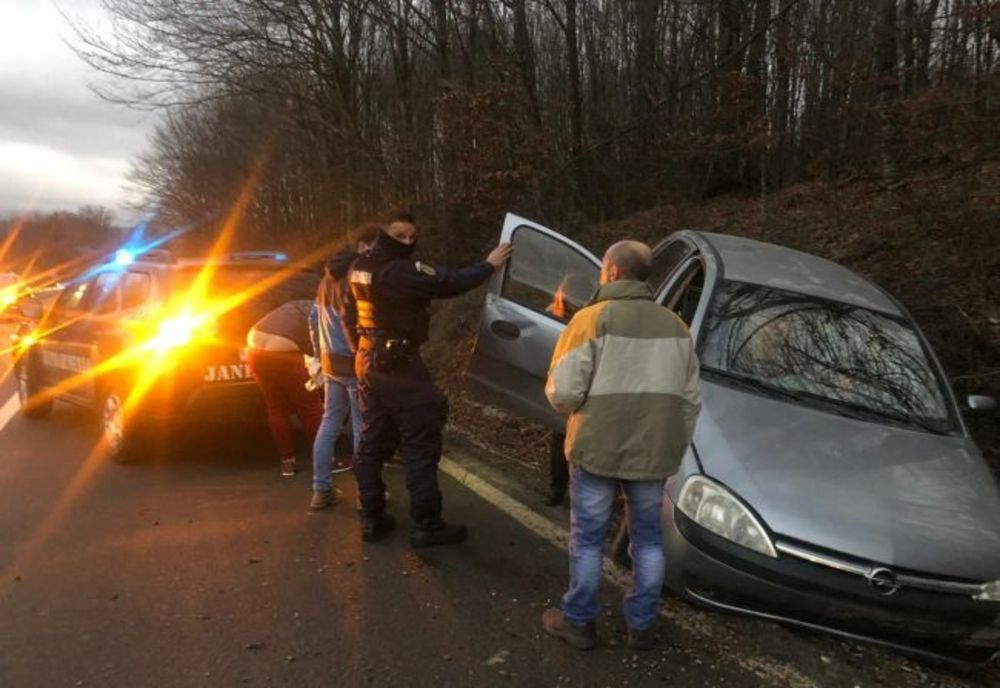 Intervenție rapidă a jandarmilor după producerea unui accident rutier
