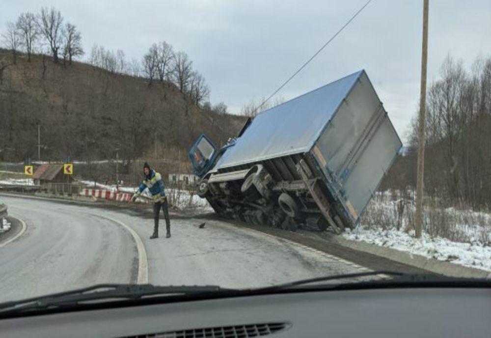 Autocamion răsturnat, pe DN12