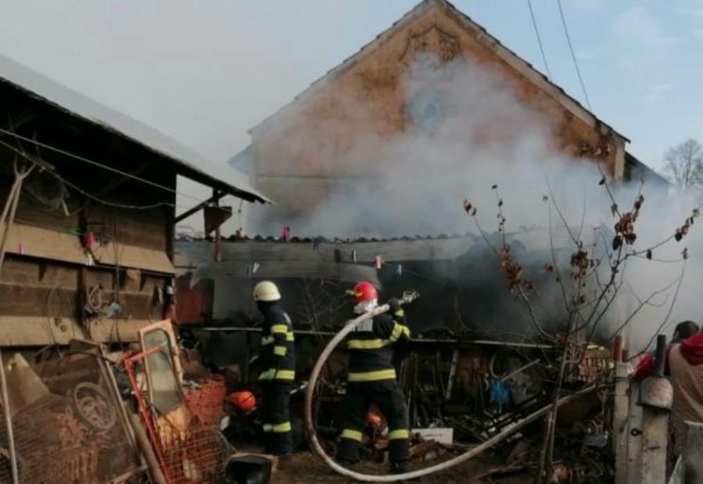 Două anexe gospodărești în flăcări, în județul Covasna