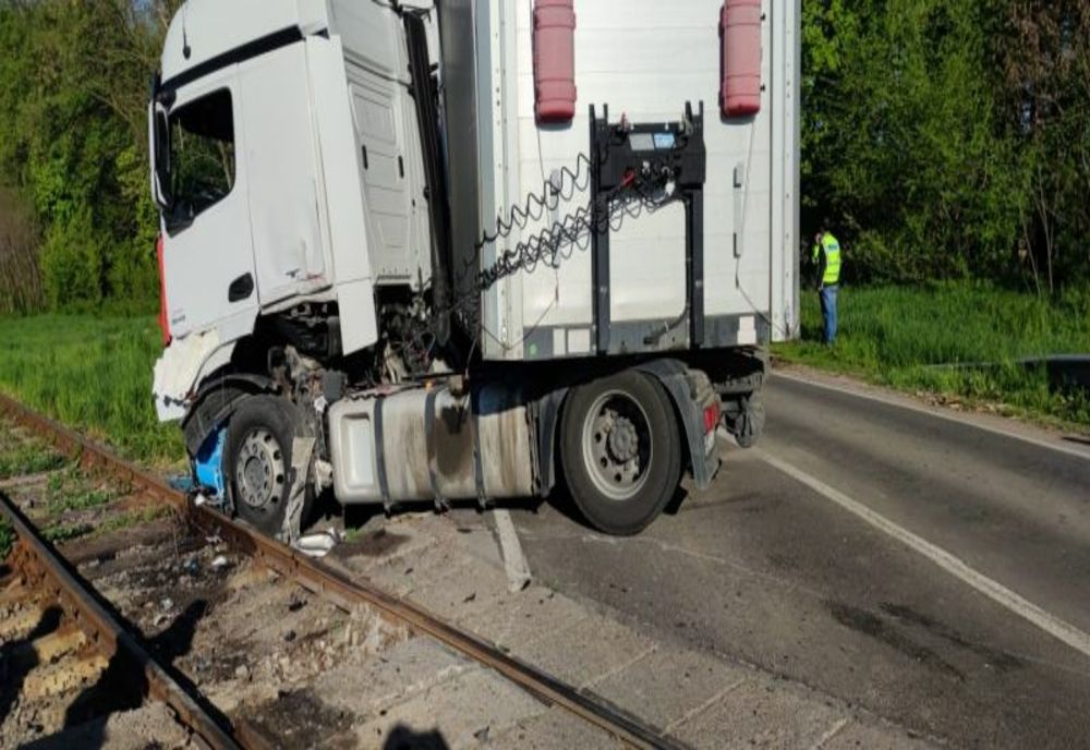 TIR lovit de tren, în județul Covasna!