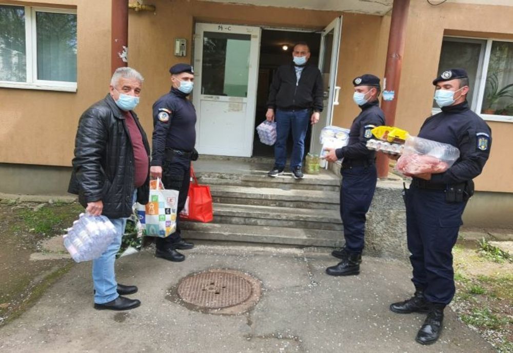 Jandarmiii din Covasna, cadouri pentru familiile nevoiașe