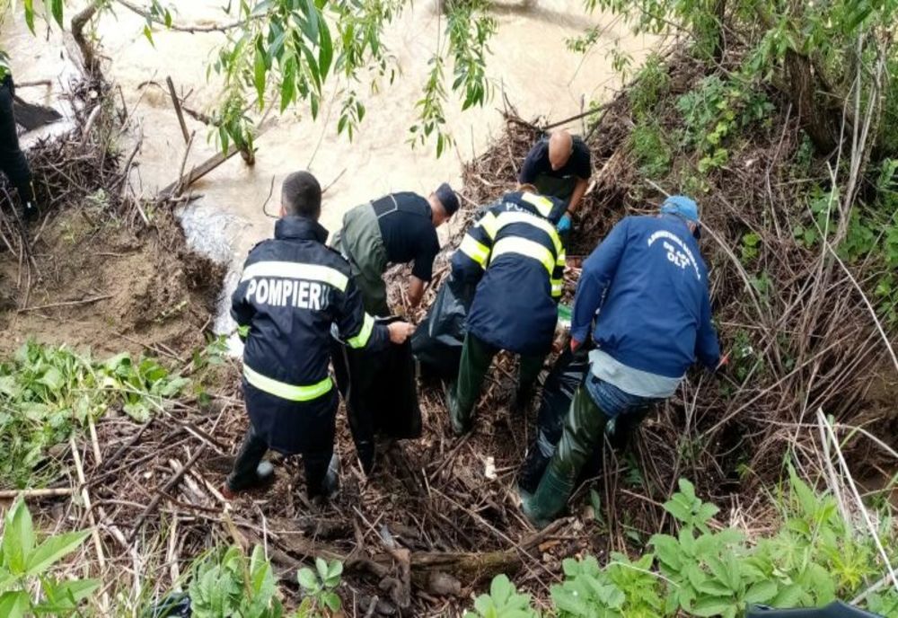 Acțiune de ecologizare la care au participat pompierii din Covasna