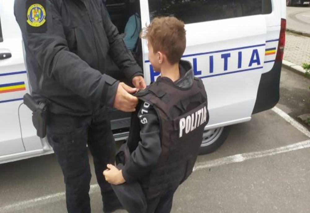 FOTO Polițiștii covăsneni, alături de copii, de 1 iunie