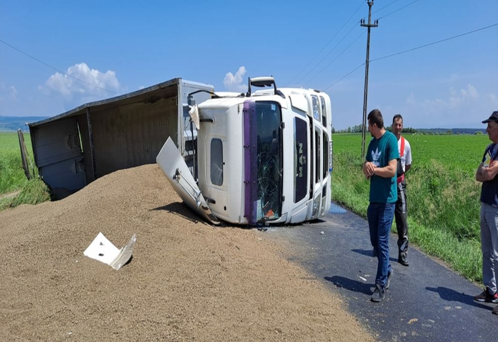 Trafic blocat pe DN11, din cauza unui autocamion răsturnat