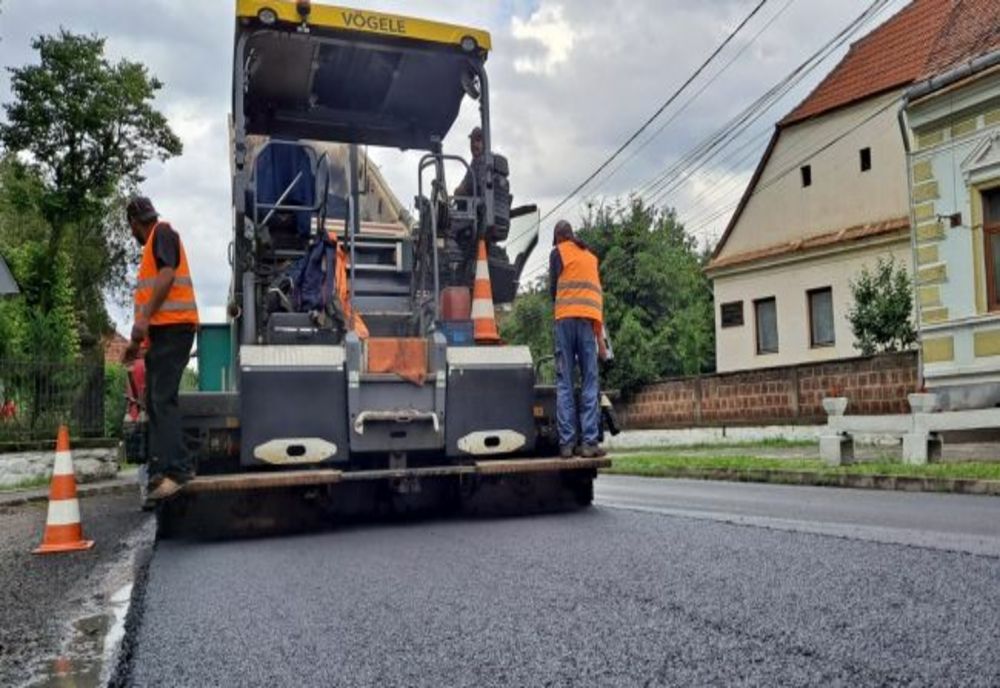 Continuă asfaltările pe DN11