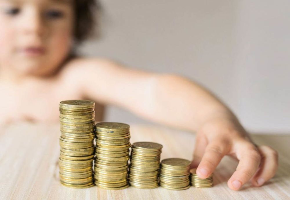 Românii care lucrează legal în UE pot încasa alocații europene pentru copii. Care sunt pașii