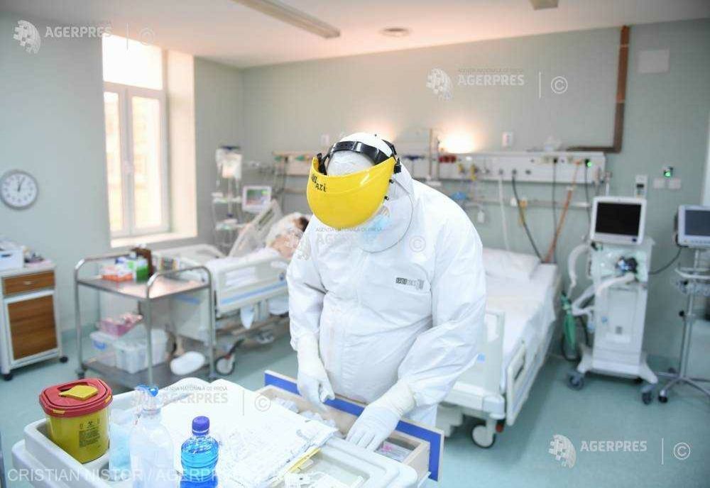 "Mulţi pacienţi vin în stare gravă la spital, după ce se tratează cu ceai şi pălincă"