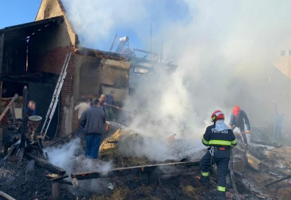 Gospodărie distrusă de flăcări, la Întorsura Buzăului! Persoană rănită în incendiu