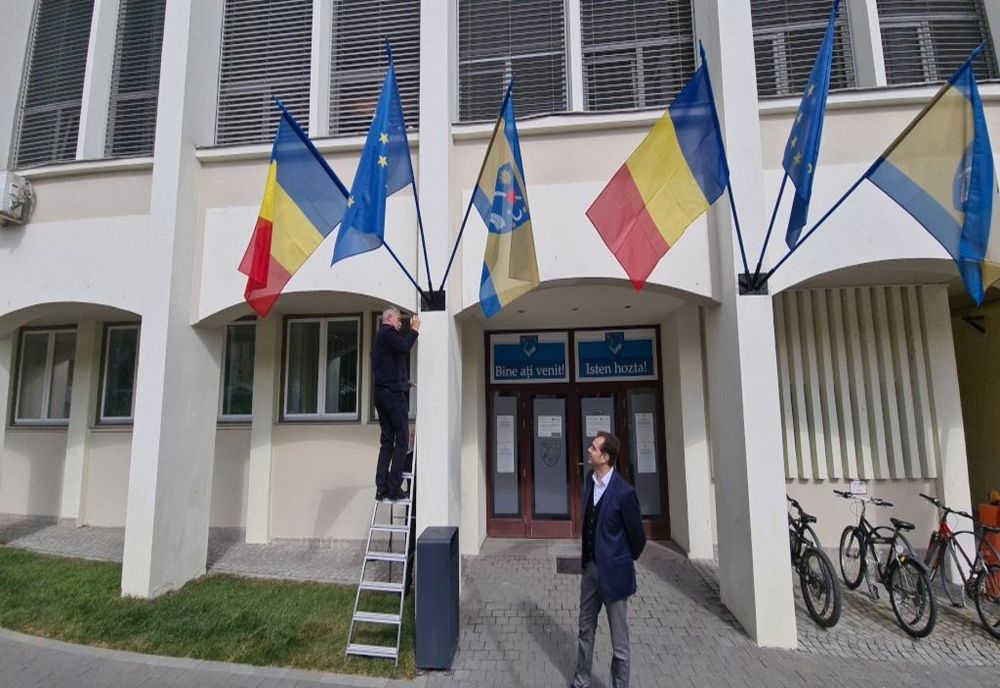 Steagul județului Covasna, arborat pe fațada Consiliului Județean