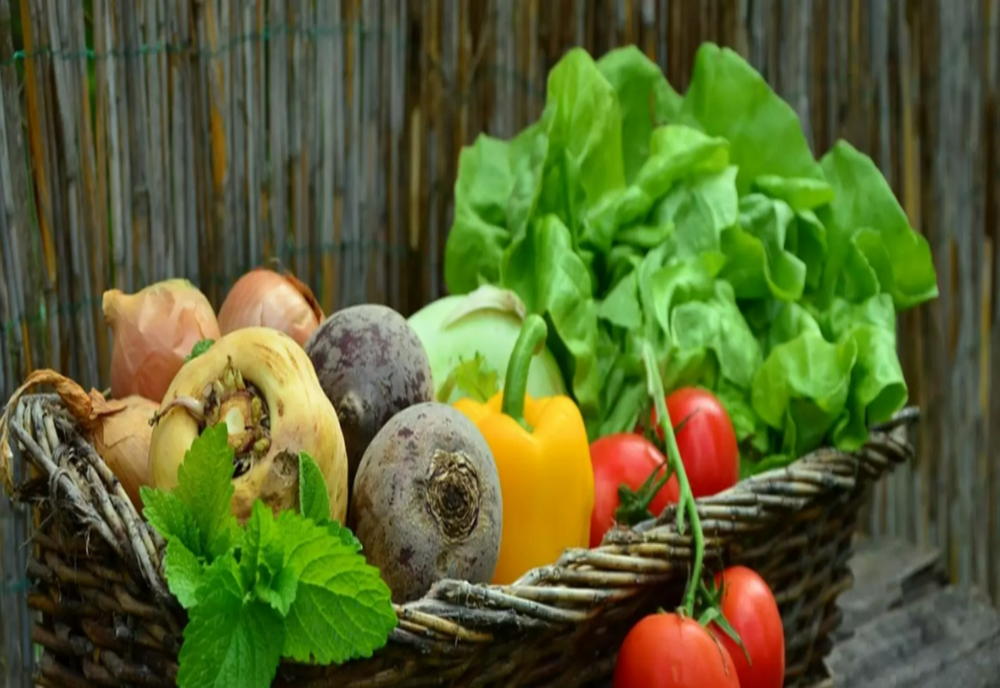 Statul subvenționează fermierii, dar nu verifică otrava. Ce pericole se ascund în alimentele populare