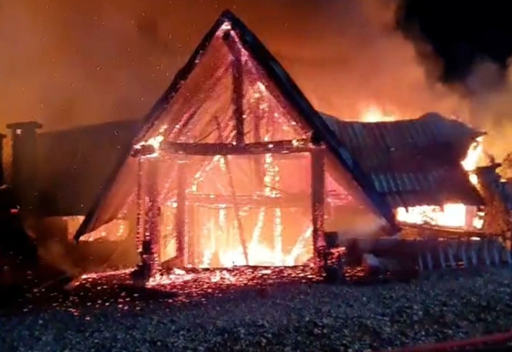 Incendiu uriaș la o pensiune din Tohani, Prahova - A fost activat planul roșu - Cel puțin două persoane au murit