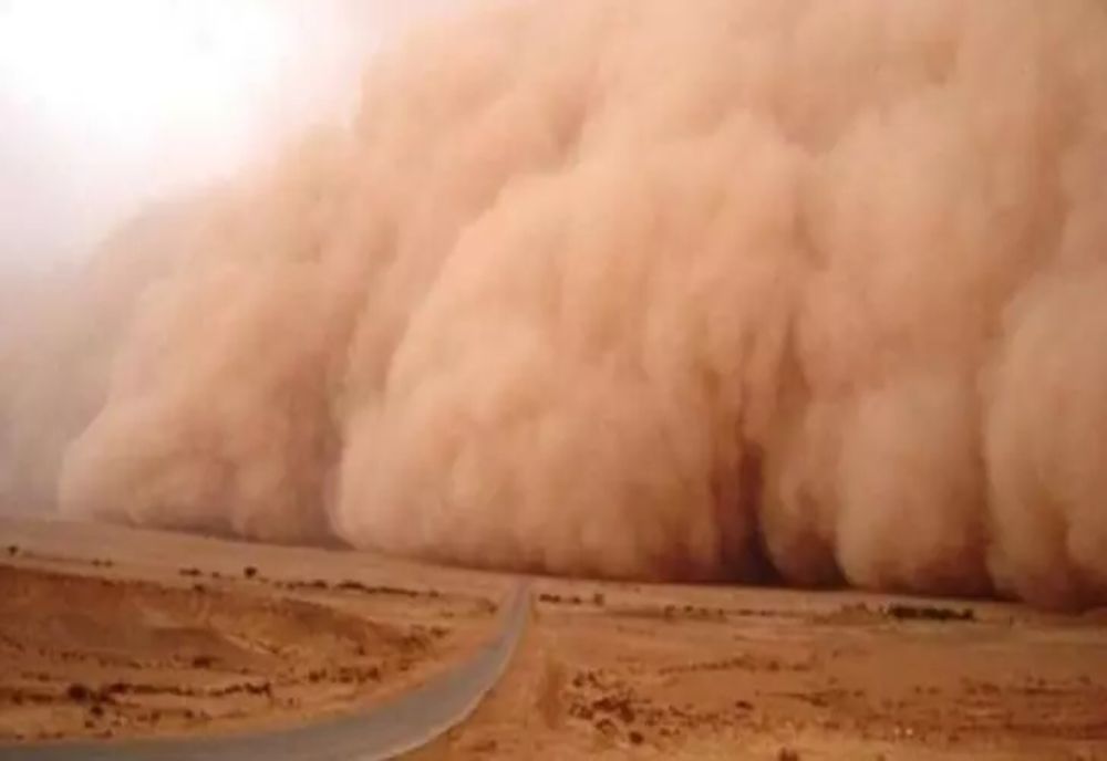 Praf saharian peste România. Zonele lovite de de ploi sângerii, murdare, și furtuni violente