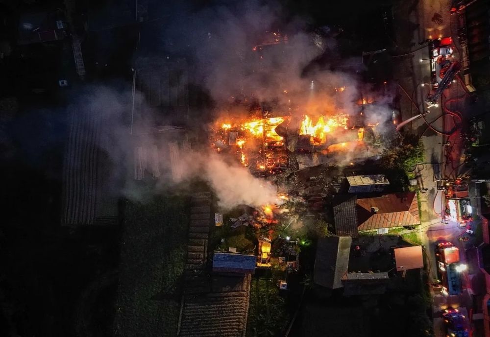 VIDEO Două case și două anexe gospodărești distruse într-un incendiu de proporții, în județul Covasna