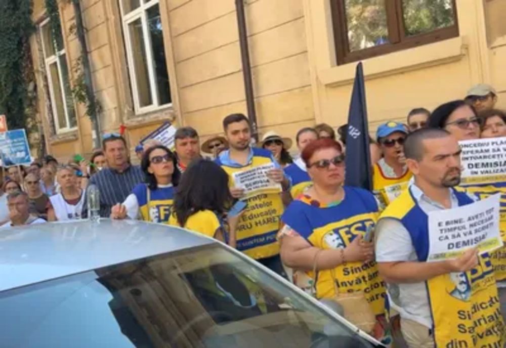 PROFESORII AMENINȚĂ CU BLOCAREA ÎNCEPUTULUI DE AN ȘCOLAR. PROTESTELE CONTINUĂ ÎN EDUCAȚIE