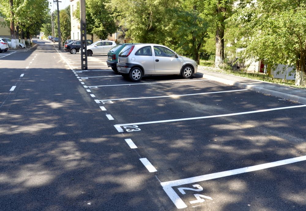 Ce drepturi ai și la cine poți apela dacă cineva și-a lăsat mașina pe locul tău de parcare