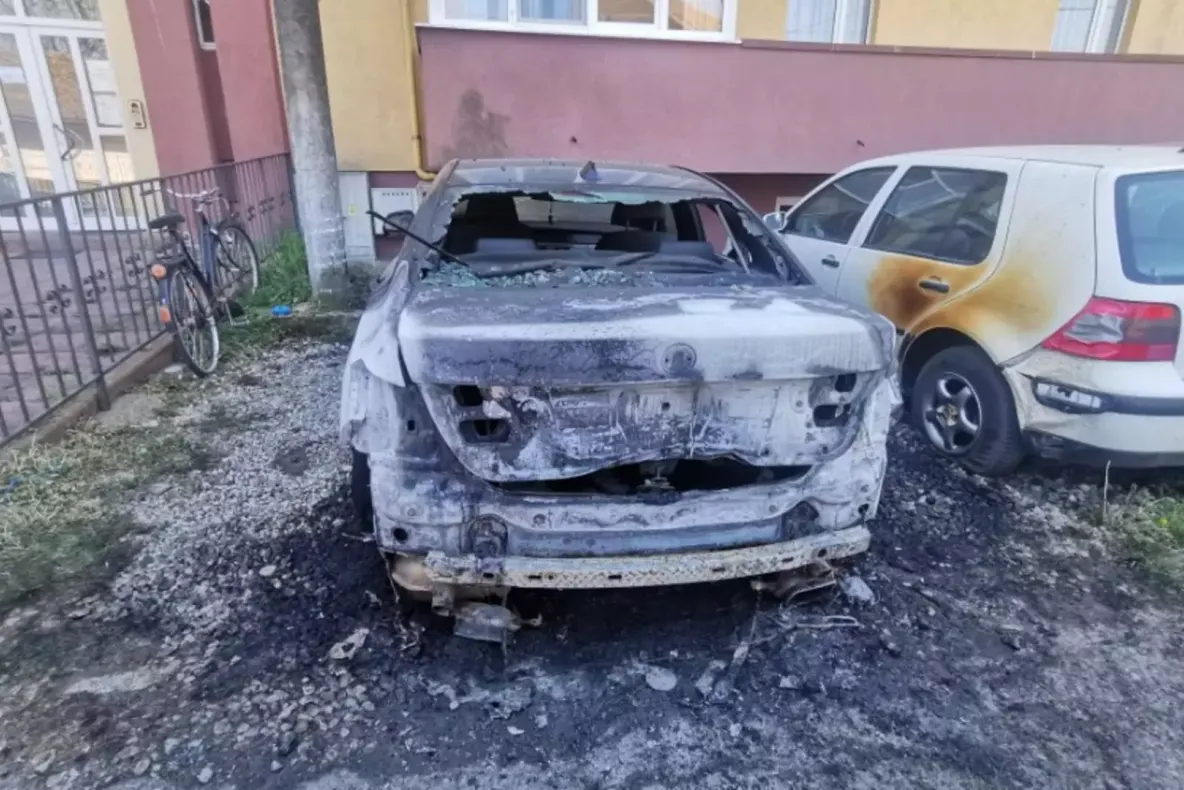 Incendiere din răzbunare în Făgăraș: trei bărbați au distrus complet o mașină pentru o poliță mai veche. Au fost arestați