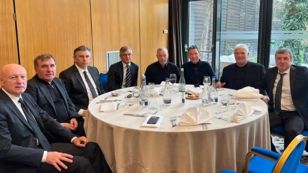 Primele imagini de la parastasul lui Mircea Lucescu. Ioan Andone, alături de Hagi, Lupescu și Rednic. Valentin Ceaușescu, apariție-surpriză