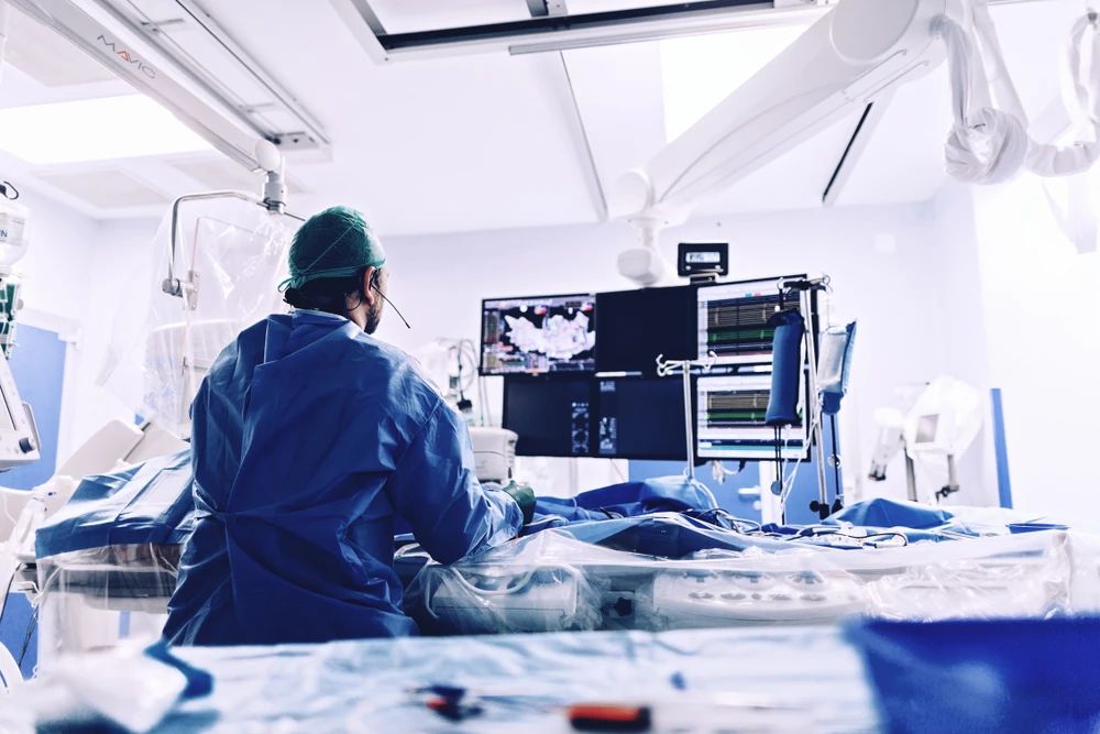 Ce tipuri de afecțiuni pot fi tratate prin cardiologie intervențională?