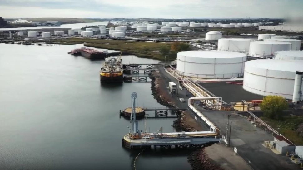 Prețul petrolului scade cu 10% după anunțul crucial al Iranului privind Strâmtoarea Ormuz