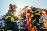 Incendiu puternic la o firmă din Sfântu Gheorghe. Acoperișul și fațada clădirii, afectate de flăcări