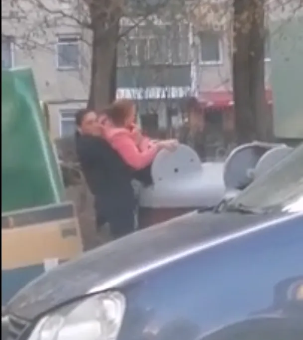Femeie în gunoi