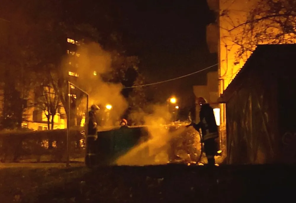 Container plin cu hârtii, incendiat la Sfântu Gheorghe