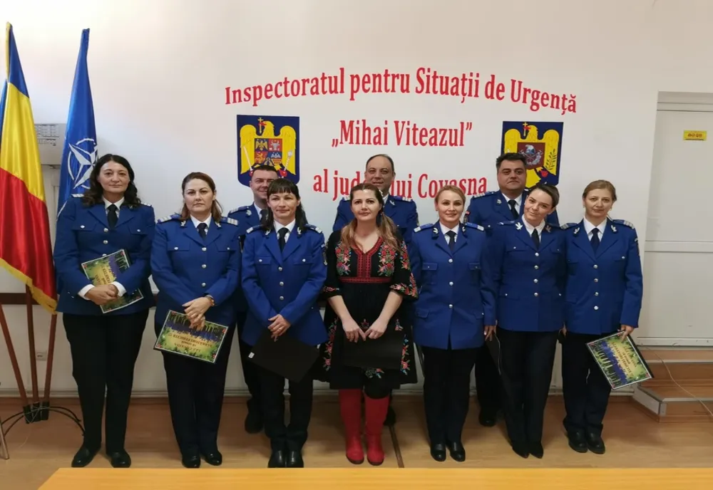 FOTO. Jandarmii covăsneni, colinde la ISU Covasna în apropierea Crăciunului