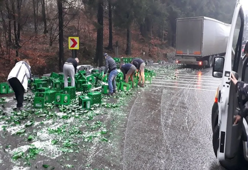 FOTO. Zeci de lăzi cu bere împrăștiate pe șosea, în apropiere de Bixad
