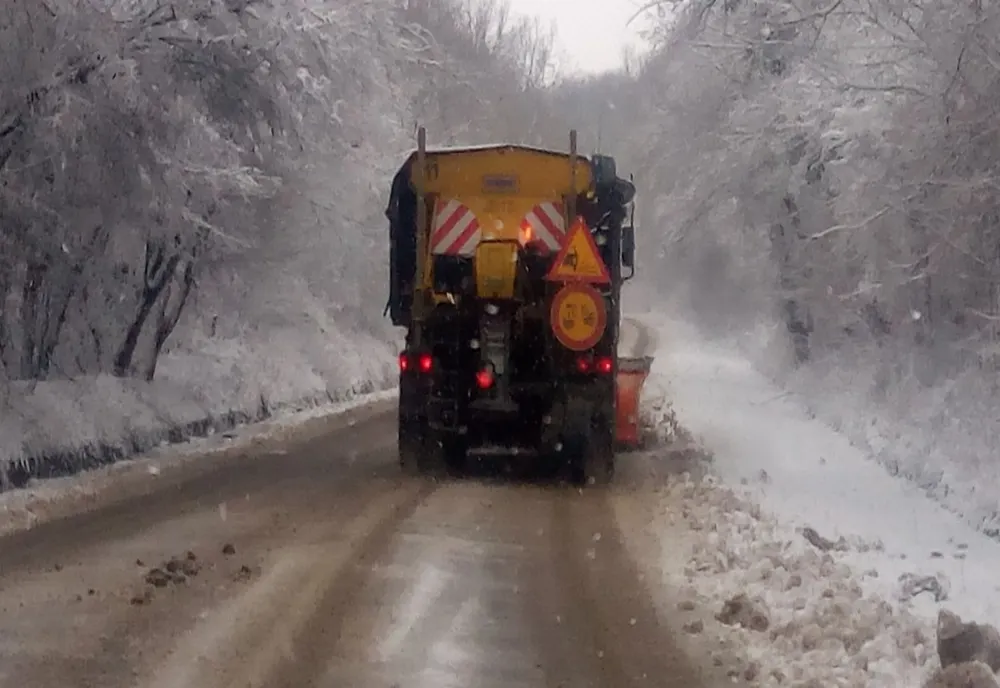 Drumarii au răspândit peste 200 de tone de material antiderapant în județul Covasna în ultimele ore