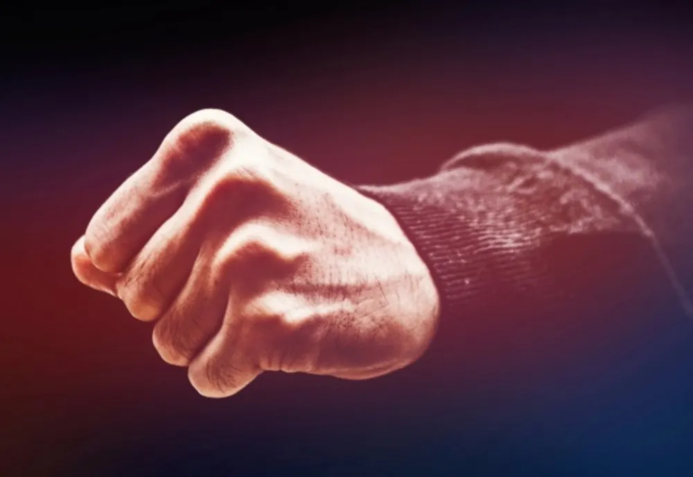 Bătut cu pumnii în cap de propriul copil. Agresorul a fost internat la Psihiatrie