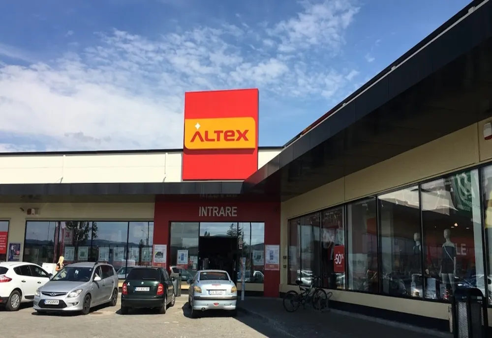 Dosar penal pentru cei care au spart magazinul Altex