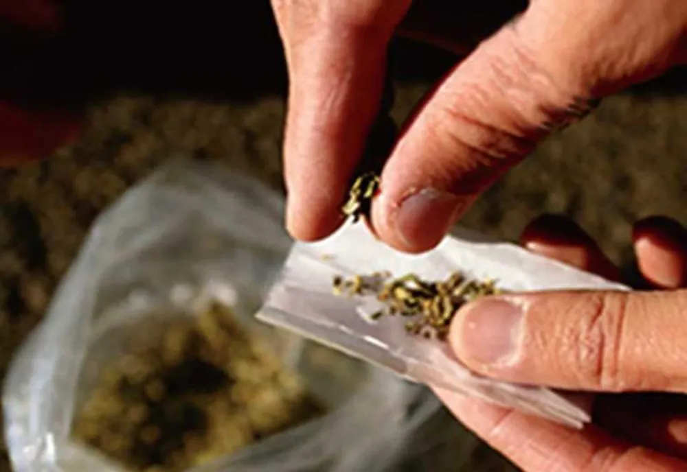 Covăsneni bănuiţi de consum de droguri în Braşov