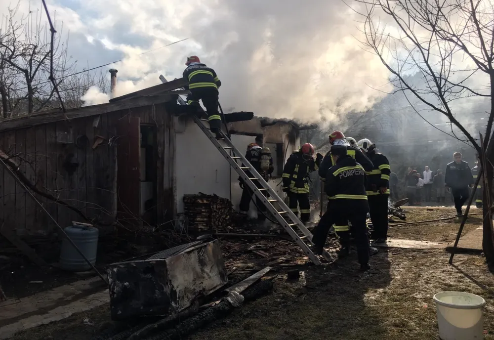FOTO. Bătrână de 85 de ani, moartă într-un incendiu la Dobolii de Sus
