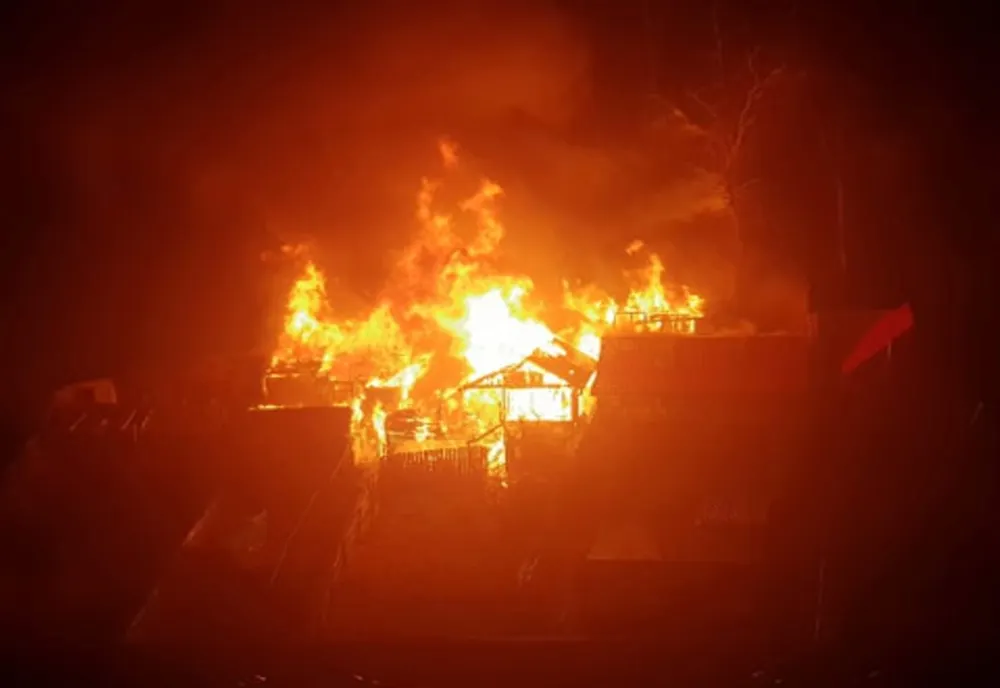 Incendiu puternic duminică dimineață într-un cartier din Sfântu Gheorghe 