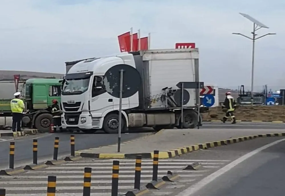 Accident cu două TIR-uri în sensul giratoriu din judeţul Covasna