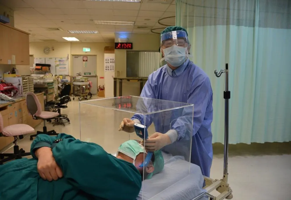„Acvarii” și viziere de protecție donate Spitalului Județean Sfântu Gheorghe și Căminului de bătrâni din Hăghig