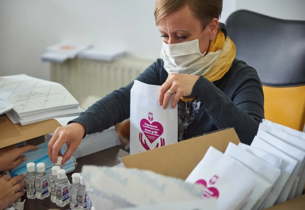 Primăria Sfântu Gheorghe distribuie măști şi dezinfectante pentru toate gospodăriile din oraş