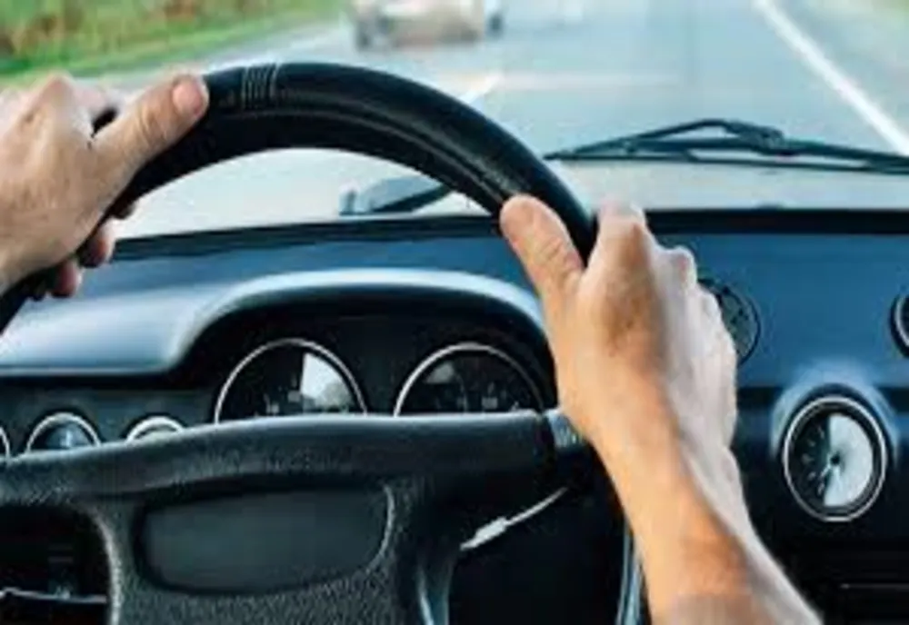 Fără permis și certificate de înmatriculare, cu ITP și asigurare auto expirate, prins la Doboșeni
