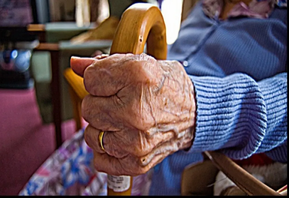 Dragoste de mamă…Femeie de 50 de ani, bătută de mama ei de 74 de ani